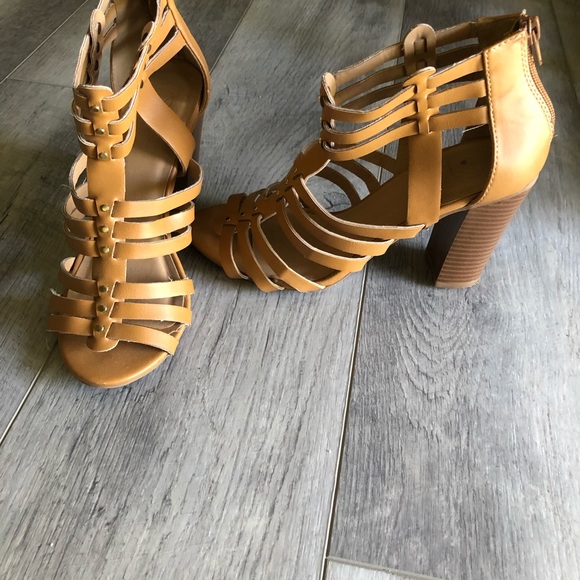 Tan summer heels - Picture 2 of 3